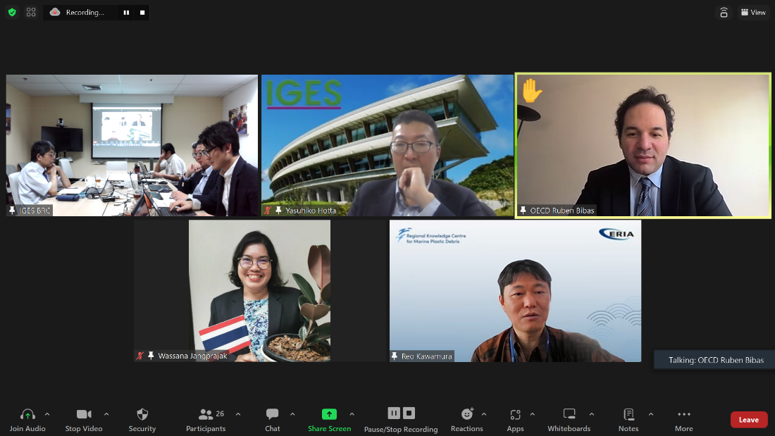 Participants of the policy dialogue engage in a discussion session. (Photo: Chochoe Devaporihartakula)